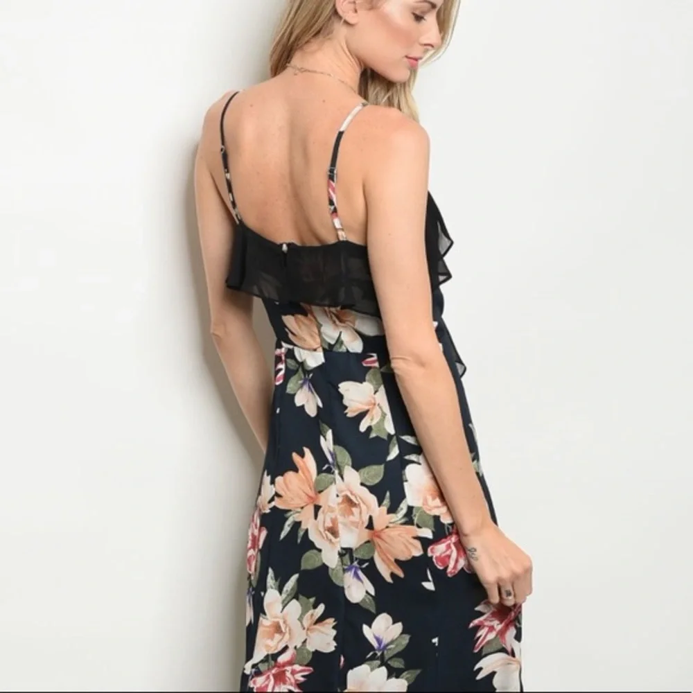 ❣️ Sale was 45$ down sizing ❣️ Lovely ruffled black floral maxi dress - Picture 2 of 3